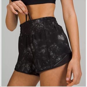 Lululemon Hotty Hot High Rise Shorts 2.5” Aquila black multi